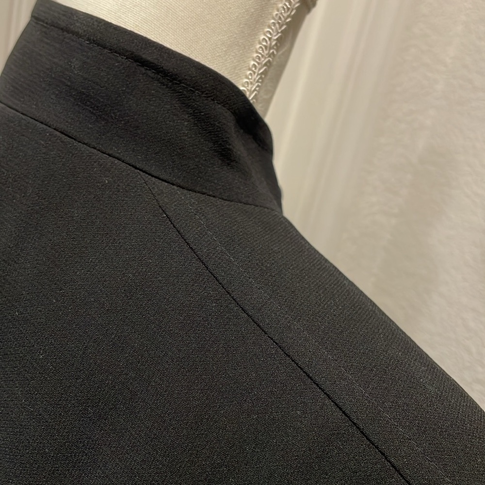 Calvin Klein 2 pc suit. High neck collar jkt w/pkts. Classic slacks w/side pkts. - Picture 8 of 14